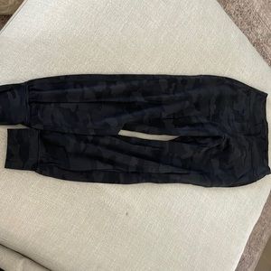 Black camo size 6 lululemon align joggers